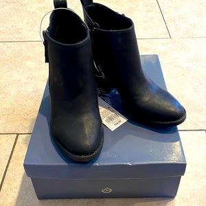 UNIVERSAL THREAD BLACK ANKLE BOOTIES